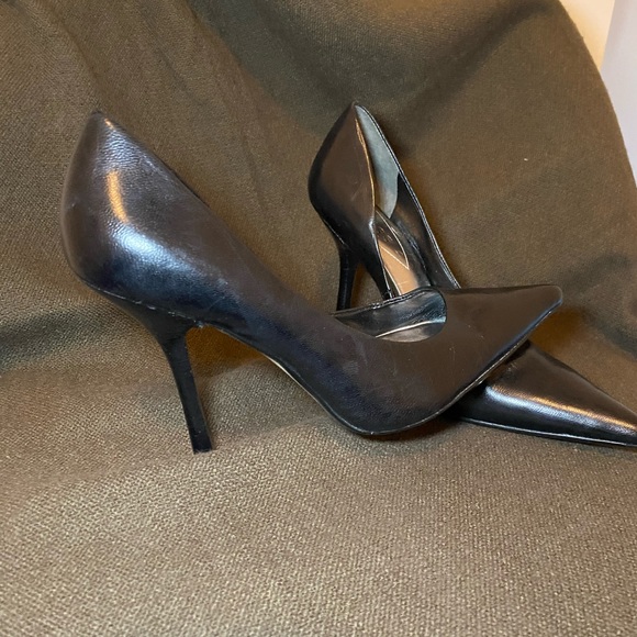 Pointed Toe Guess Heels, low side profile - Picture 4 of 6